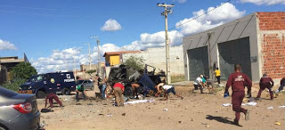 Quadrilha explode dois carros-fortes em Petrolina e moradores fazem a farra com cédulas que ficaram espalhadas pela rua