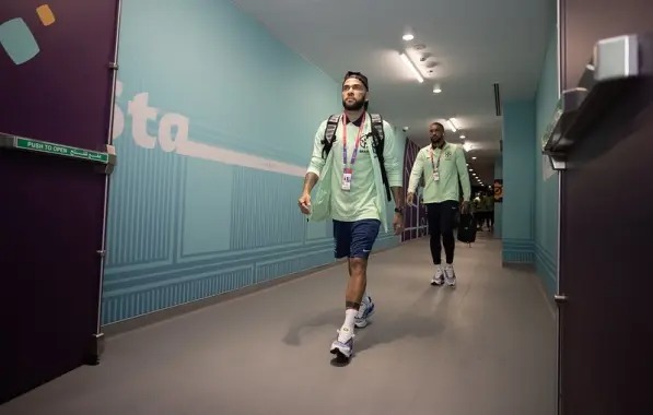 Jogador Daniel Alves é detido na Espanha após denúncia de agressão sexual