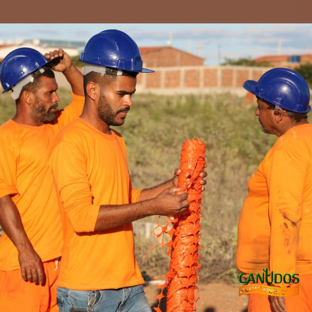 Avança obra de implantação do Sistema de Abastecimento de Água de Bendegó 