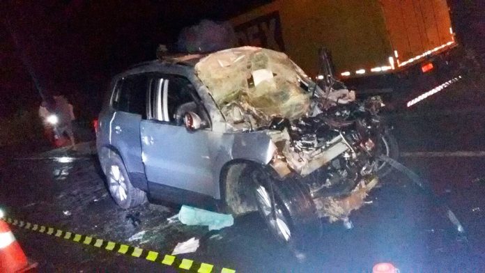Batida entre carro e carreta na BR-116 no interior da Bahia mata duas crianças e um adulto