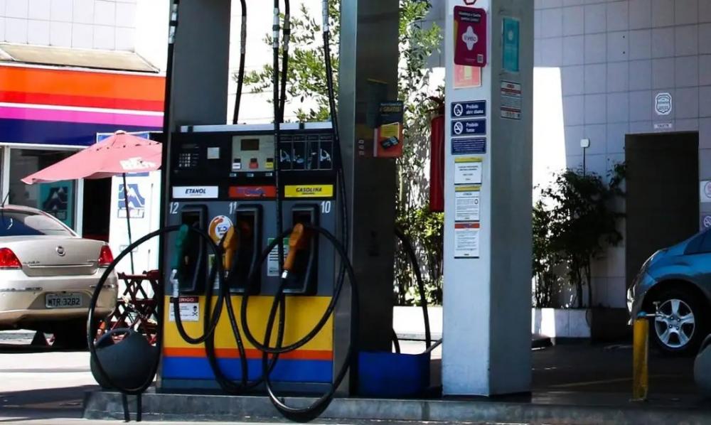 Preço da gasolina volta a ficar abaixo de R$ 5, aponta ANP