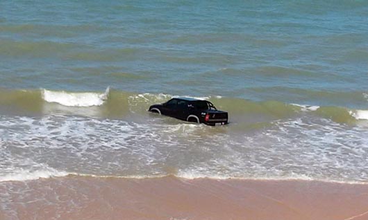 Baiano distraído estaciona caminhonete na praia e veículo é levado pela maré; veja vídeo