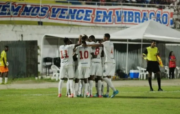 Com reservas, Bahia vence, garante 1º lugar e rebaixa Doce Mel no Campeonato Baiano