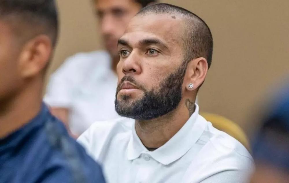 Caso seja condenado, Daniel Alves pode pegar de oito a dez anos de prisão; entenda