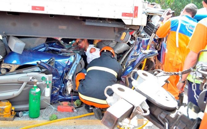 Motorista tem apenas ferimentos leves após carro ser esmagado por carretas na Bahia