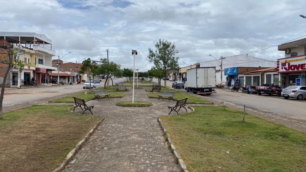 Tarde em Canudos-BA é marcada por fortes chuvas, acompanhada de raios e trovões