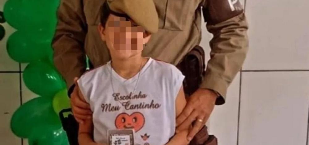 Menino de 8 anos morre após manusear arma do pai policial