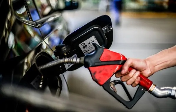 Petrobras reduz preço de diesel para distribuidoras a partir desta quinta-feira