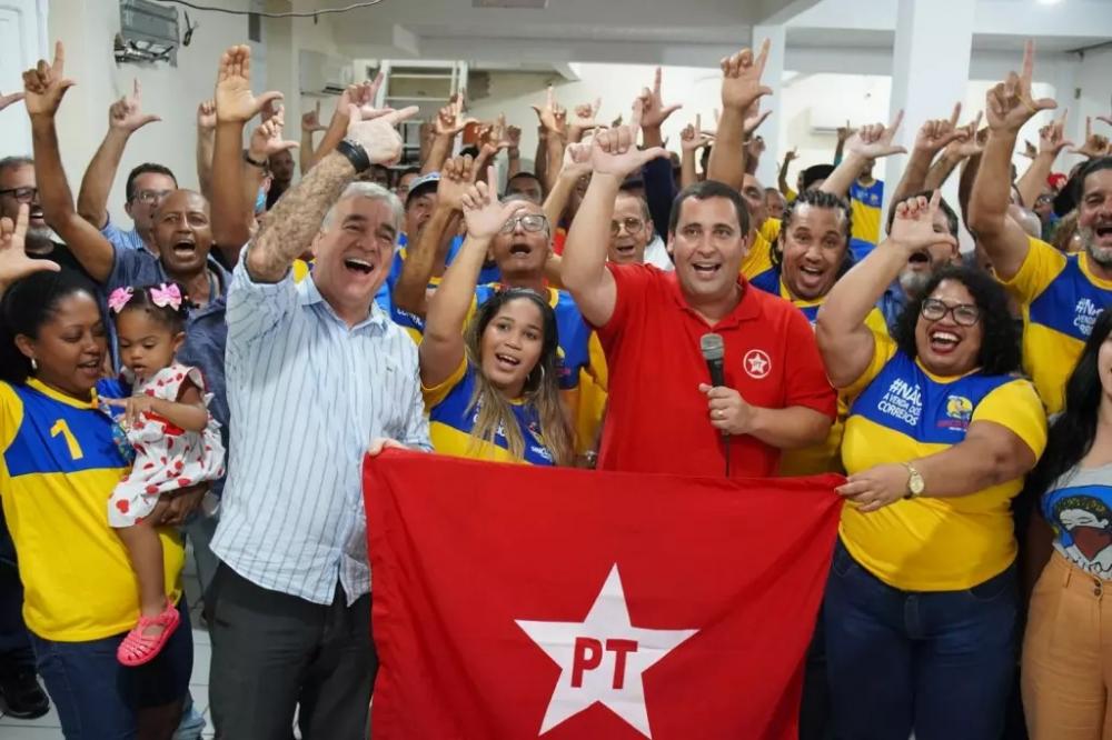 Funcionários dos Correios formalizam filiação ao PT em Salvador, na Bahia