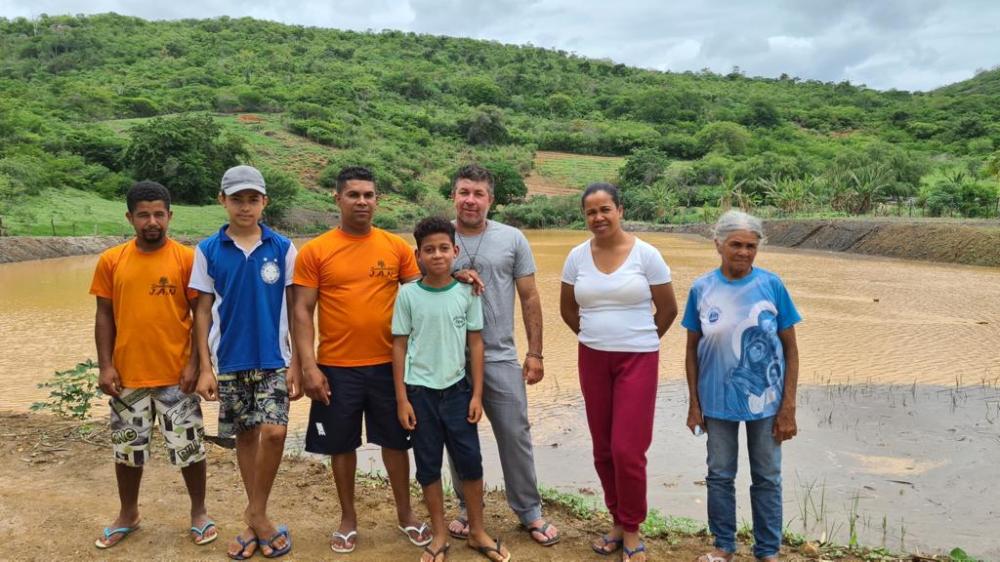 Limpeza de aguadas garante água para produção de alimentos em comunidades rurais da Bahia 