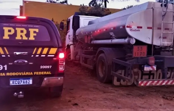 PRF apreende caminhão-tanque que levava 10 mil litros de cachaça de forma irregular na Bahia
