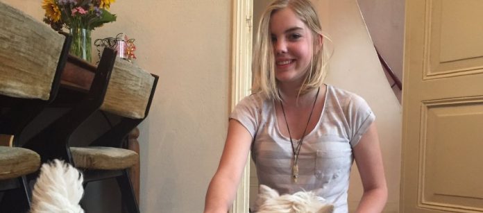 Adolescente de 15 anos com câncer terminal faz último pedido e recebe mais de 30 mil cartas