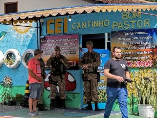Justiça de SC determina uso de tornozeleira para professor que apoiou ataque em creche