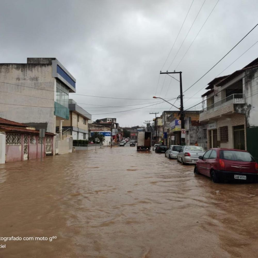 Temporal deixa estabelecimentos comerciais e residenciais inundados, em Euclides da Cunha