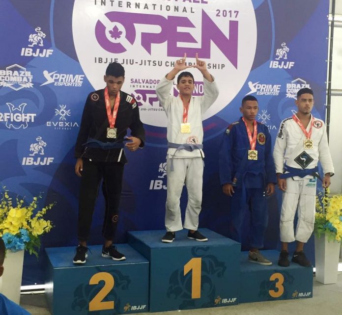 Adolescente de Nordestina ganha campeonato Internacional de Jiu-Jitsu e recebe medalha das mãos de lenda do esporte