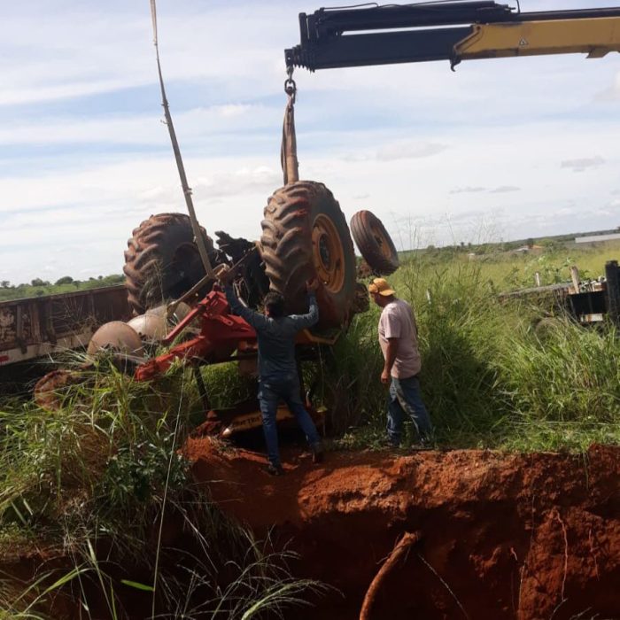 Trator agrícola é “engolido” por vala em Euclides da Cunha