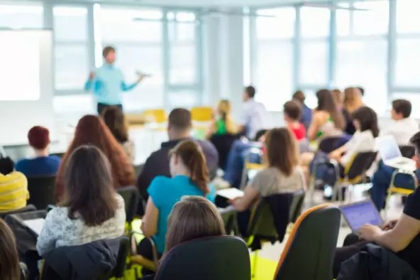 Educação em risco: Apenas 15% dos brasileiros adultos seguem estudando, revela pesquisa