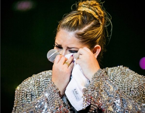 Marília Mendonça chora durante show e esclarece polêmica com Ivete